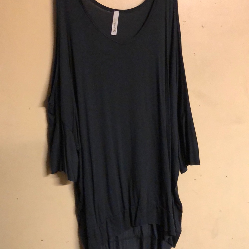 LOVE IN Light weight black cold shoulder top